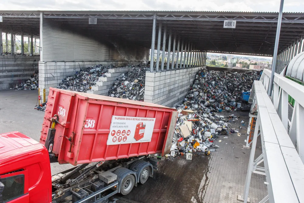 I pod střechou dokáže pršet. Enviropol má nové sprinklery proti požárům