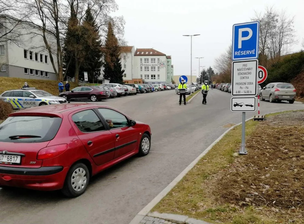 Do očkovacího centra v Pelhřimově lidé jezdí s časovým předstihem. Policie pak řeší problémy s parkováním a srocováním
