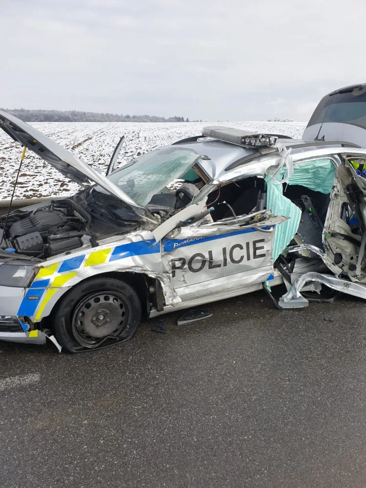 Tři zranění po nehodě nákladního auta s policejním vozem. Silnice 23 je neprůjezdná