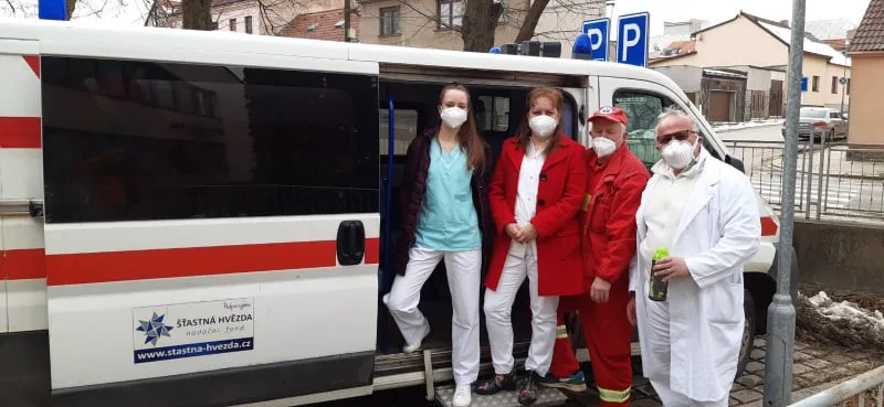 Sanitka z třešťské polikliniky dnes poprvé vyrazila očkovat do terénu