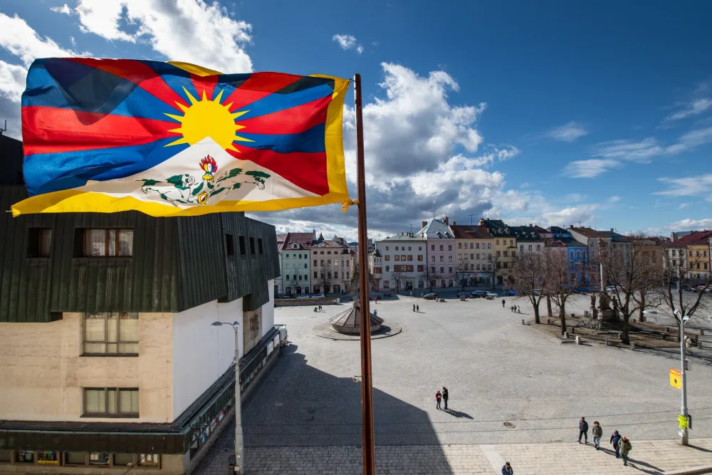 Na jihlavské radnici vlaje tibetská vlajka. Město se tak připojuje k mezinárodní kampani
