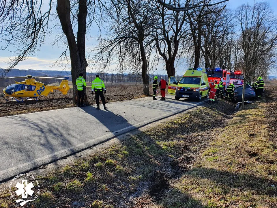 K ranní nehodě u Počátek musel letět vrtulník. Řidič skončil v do traumacentru