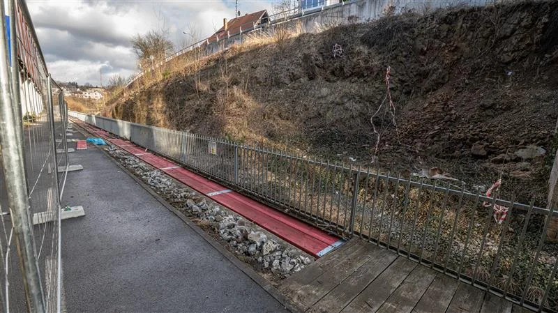 Na cyklostezce u Cityparku se opravuje chodník. Dřevěná lávka půjde pryč