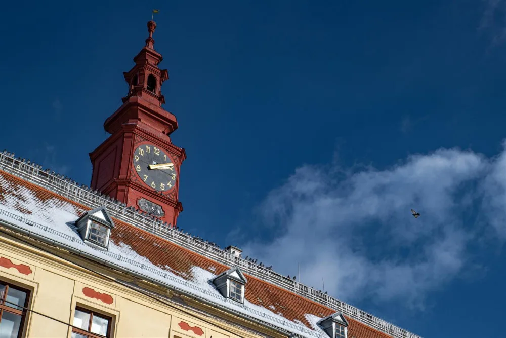 Střecha jihlavské radnice dostane nový kabát. Upraví se i hodinový stroj