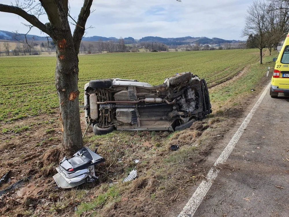 Tragická nehoda u Batelova. Náraz do stromu se stal osudným spolujezdci v osobním autě