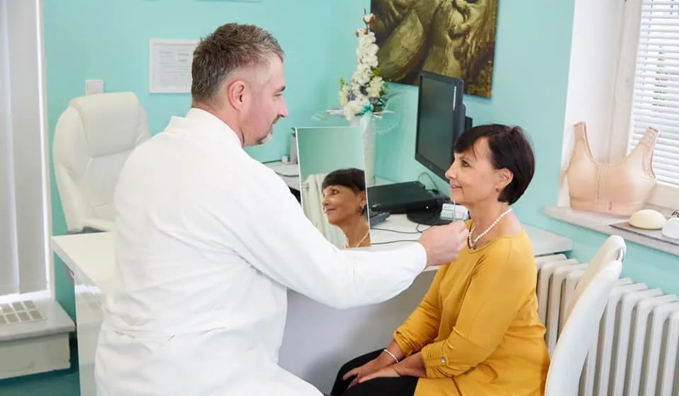 Plastická chirurgie už dávno není jen rozmarem celebrit. Staráme se také o pacienty, na které se v nemocnici nedostane, říká primář jihlavské kliniky
