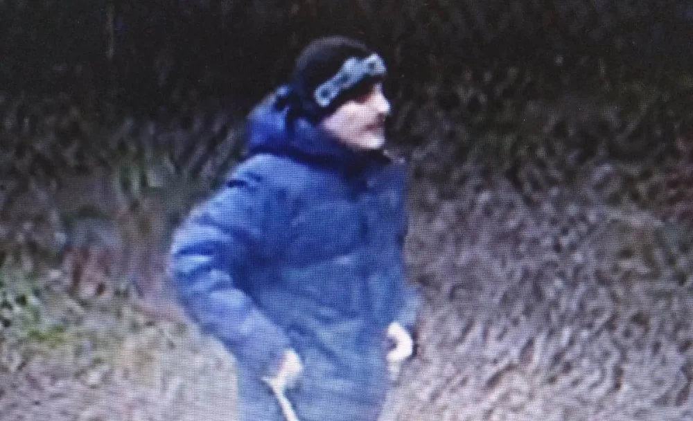 Muž se psem onanoval před běžkyní, hledá ho policie. Neznáte ho?