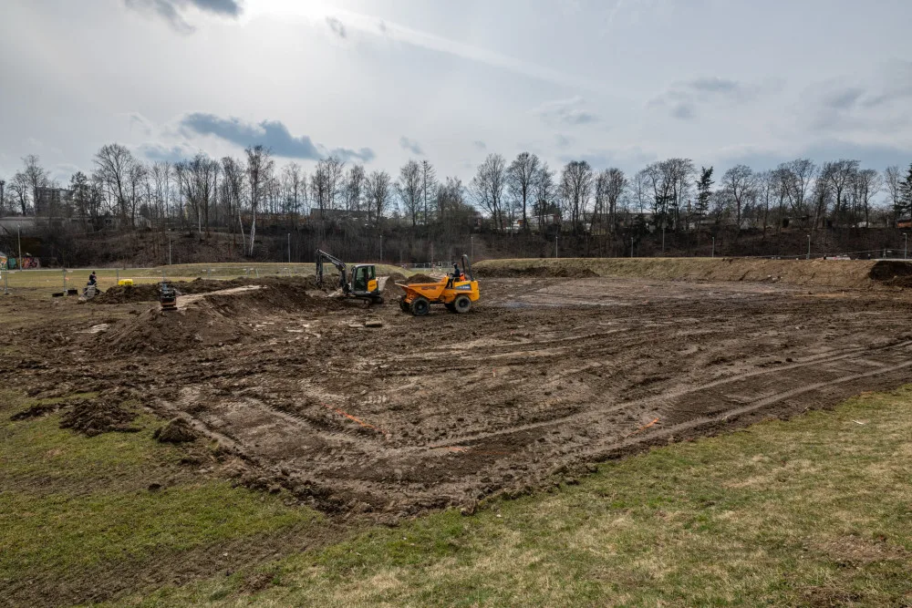 Budou se instalovat nová osvětlení. Lépe vidět bude na cyklostezce u pumptracku a na Rantířovské