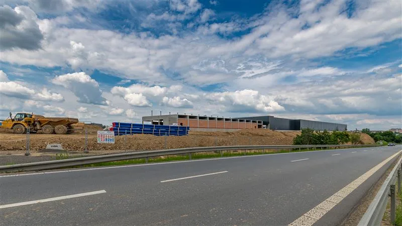 Jihlava má novou ulici. Lidé se po ní dostanou do nového nákupního centra