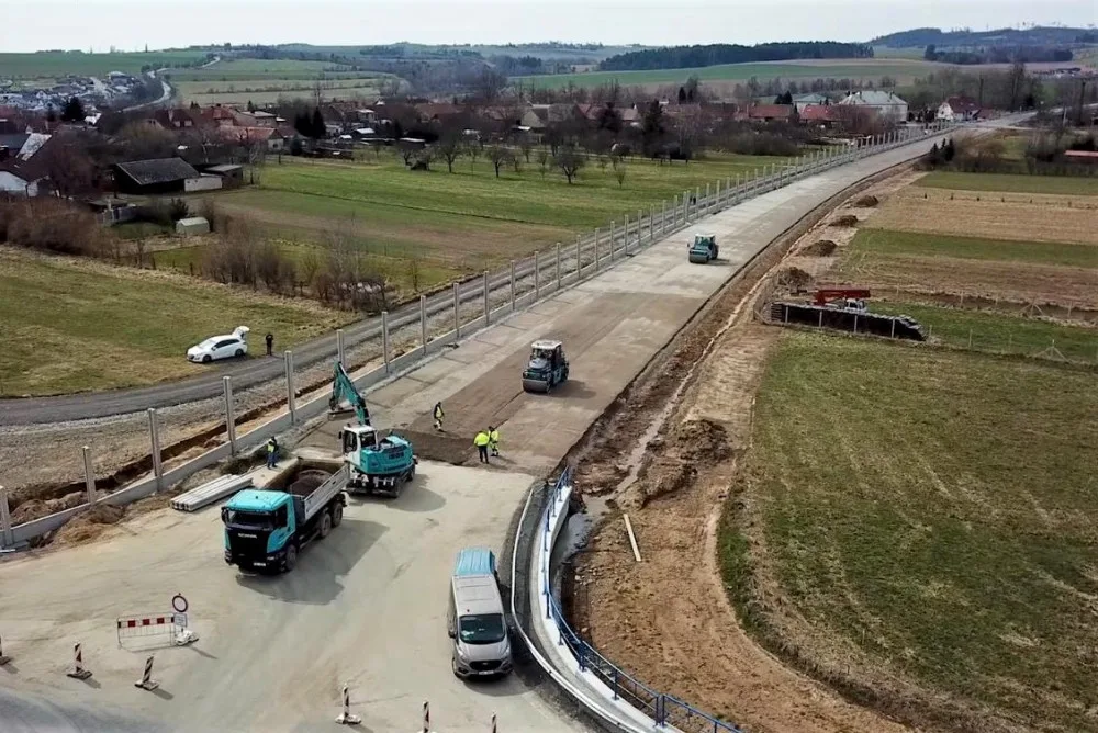 Řidiči se po obchvatu Osové Bítýšky projedou asi během září. Podívejte se, jak to tam teď vypadá