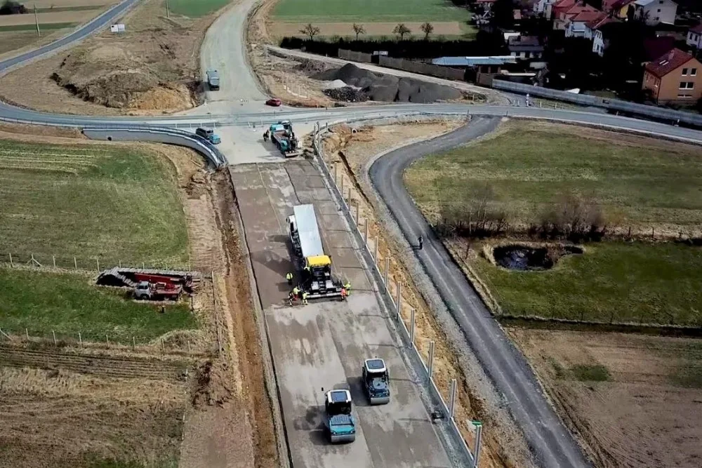 Řidiči se po obchvatu Osové Bítýšky projedou asi během září. Podívejte se, jak to tam teď vypadá