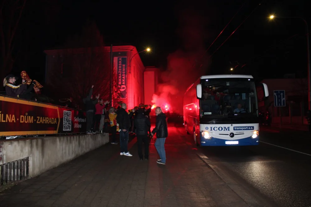 Fanoušci vítali vítězné jihlavské hokejisty. Děkujeme, ale shlukováním si můžete zadělat na problémy, vzkazuje klub