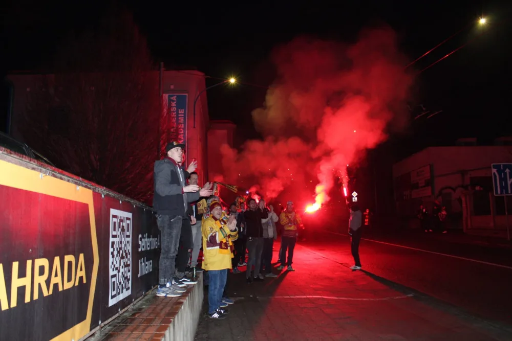 Fanoušci vítali vítězné jihlavské hokejisty. Děkujeme, ale shlukováním si můžete zadělat na problémy, vzkazuje klub