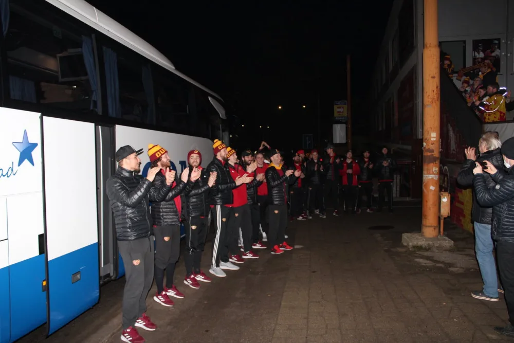 Fanoušci vítali vítězné jihlavské hokejisty. Děkujeme, ale shlukováním si můžete zadělat na problémy, vzkazuje klub