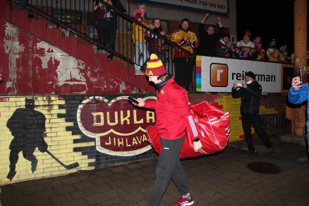 Fanoušci vítali vítězné jihlavské hokejisty. Děkujeme, ale shlukováním si můžete zadělat na problémy, vzkazuje klub