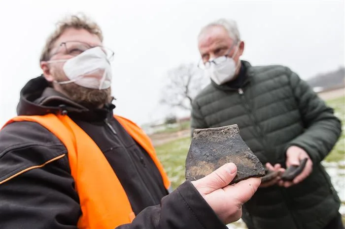 Náměstek hejtmana Miroslav Houška a archeolog Petr Duffek v místě nálezů na obchvatu Lukavce.
