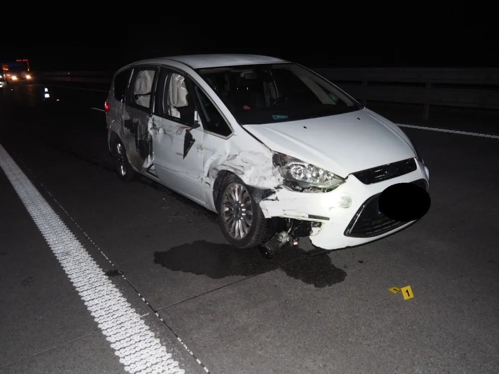 Silně opilý řidič na D1 zavinil nehodu. Srazil se s náklaďákem ve vedlejším pruhu a narazil do svodidel