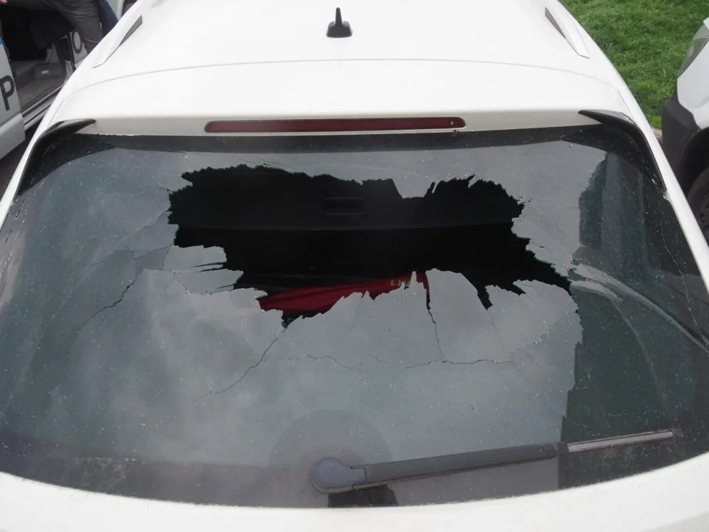 Nebezpečný incident na dálnici: Řidič vybržděného kamionu prohodil visací zámek zadním sklem osobáku
