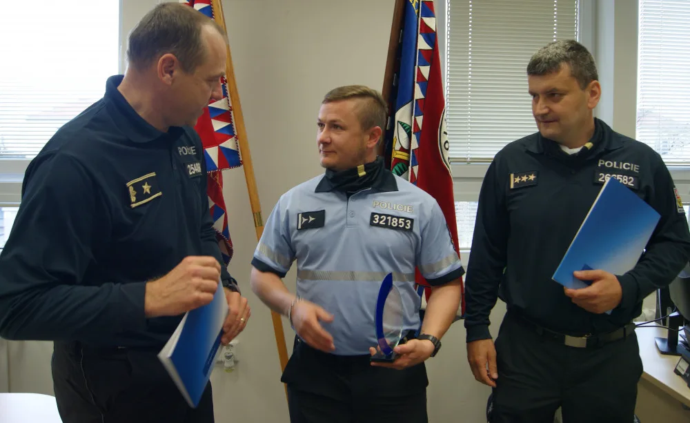 Pomáhali a chránili. Policisté byli oceněni za záchranu života lidí z hořící ubytovny, na místě byly i děti (na fotografii oceněný Tomáš Mareš)