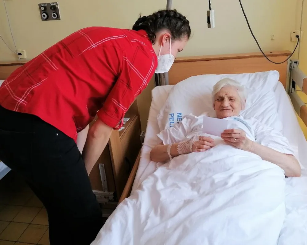 Dojetí a úsměvy na tvářích pacientek. Den matek se slavil také na pelhřimovském ODN