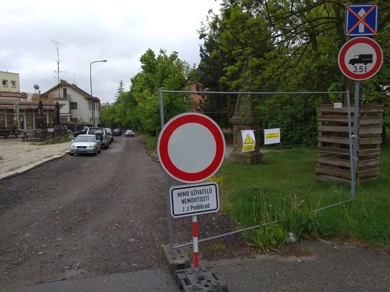 Průjezdná nakonec až v příštím roce? Oprava ulice Jiřího z Poděbrad se stále protahuje