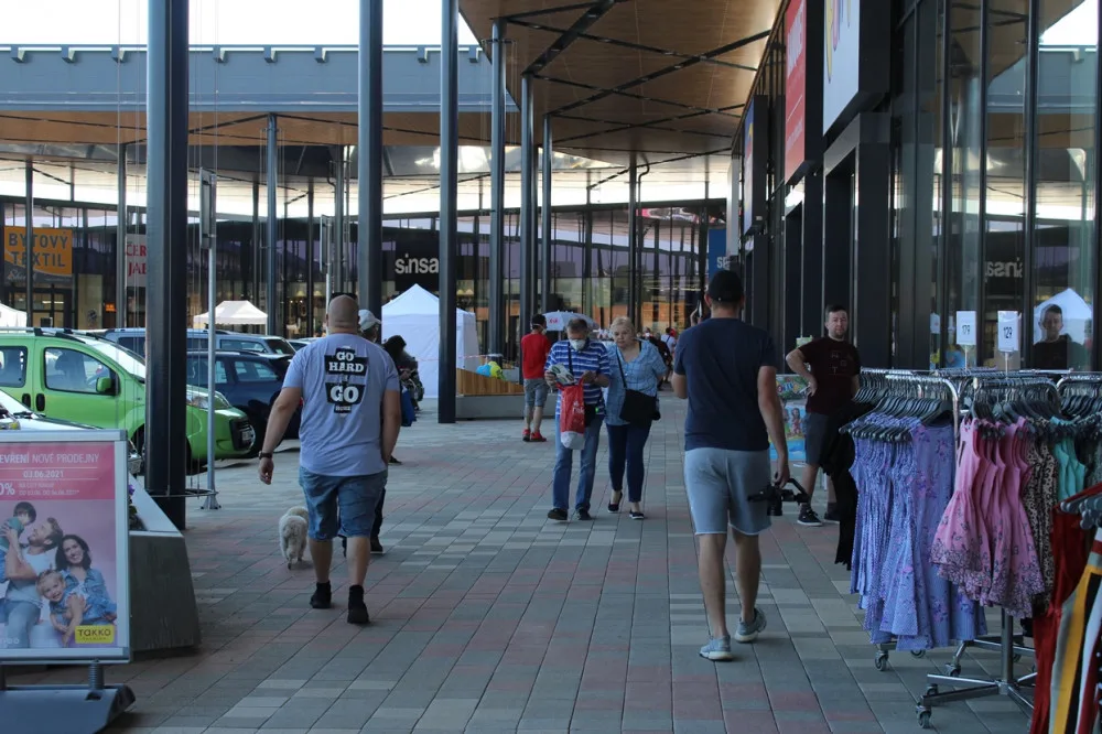 Jihlavský Aventin se dnes otevřel zákazníkům. Podívejte se, jak probíhaly první nákupy
