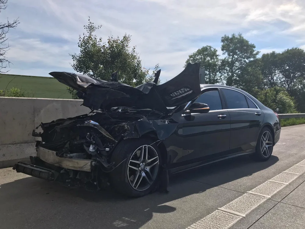 Drama na dálnici. Po střetu s kamionem bylo osobní auto odhozeno na cisternu 