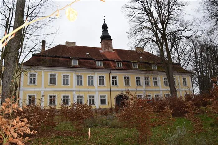 Zámek s parkem v Těchobuzi na Pelhřimovsku prodal kraj obci za tři miliony