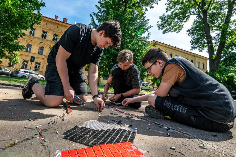 Procházka jihlavskými Smetanovými sady je teď barevnější. Chodník zdobí mozaiky od dětí