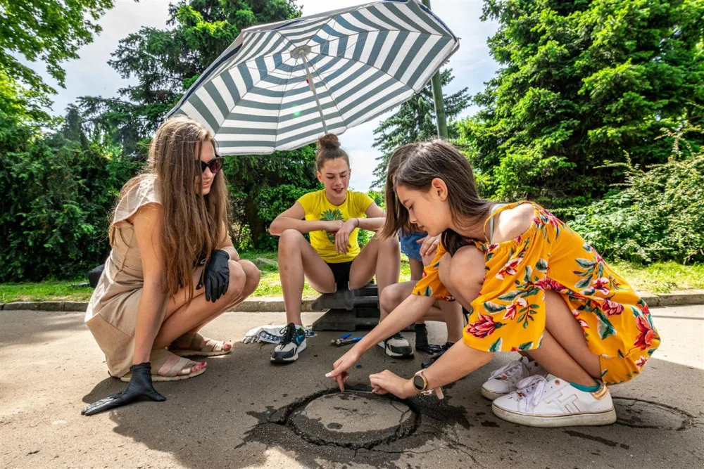 Procházka jihlavskými Smetanovými sady je teď barevnější. Chodník zdobí mozaiky od dětí