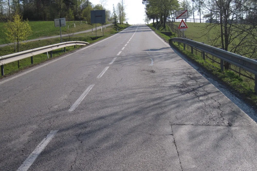 Úsek silnice I/34 je na konci životnosti. Kvůli opravě řidiče čeká uzavírka a objížďka