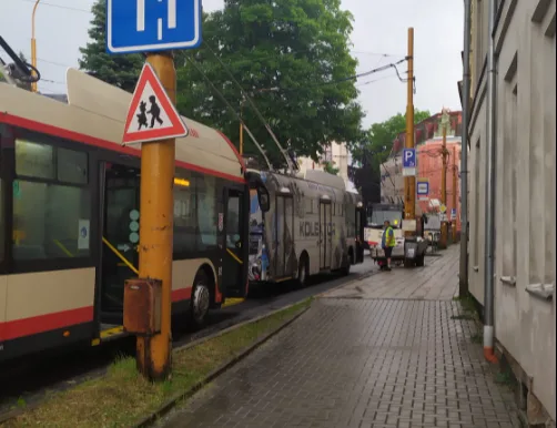 Bouřka v Jihlavě zastavila na hodinu a čtvrt trolejbusy. Jezdily pouze vozy na baterie a autobusy