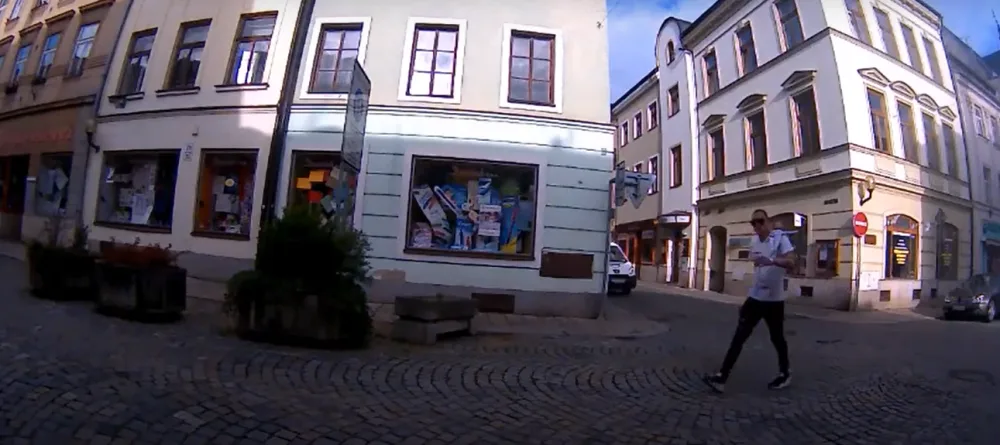 V Jihlavě byl vykraden stánek s občerstvením. Neznáte muže na záznamu?