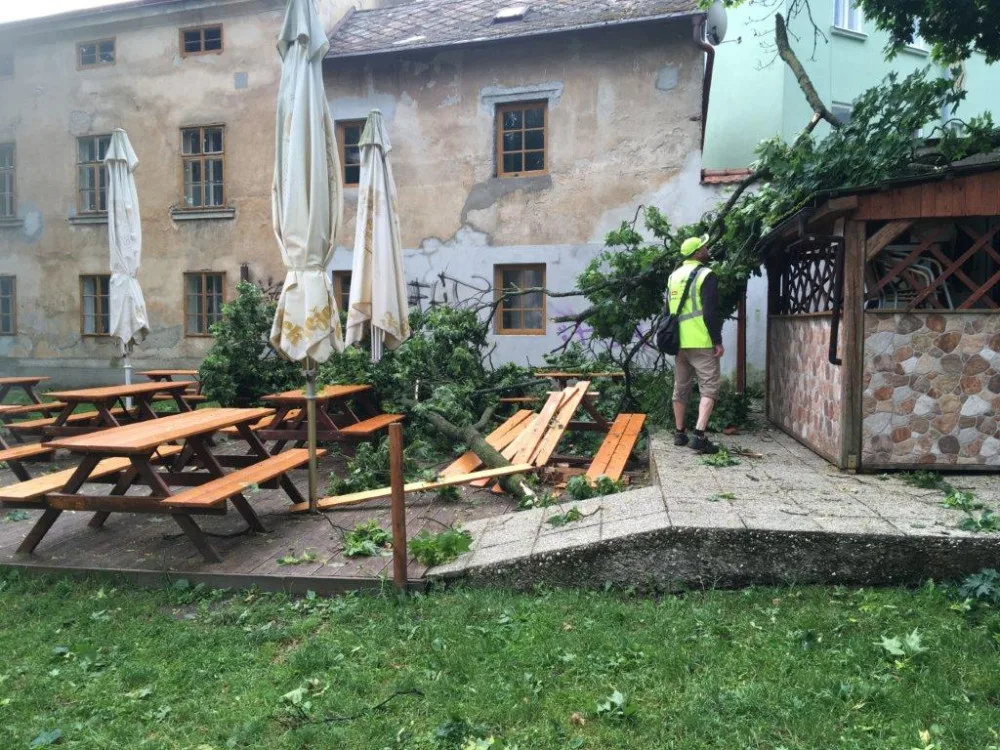 Úterní bouřka si v Jihlavě vyžádá mimořádné náklady na úklid a opravy. Radní Beke doporučuje připojistit levnější auta