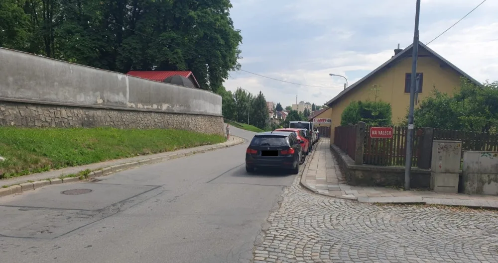 Návštěvníci zoo parkují před „blázincem“, při objíždění aut zde vznikají nebezpečné situace