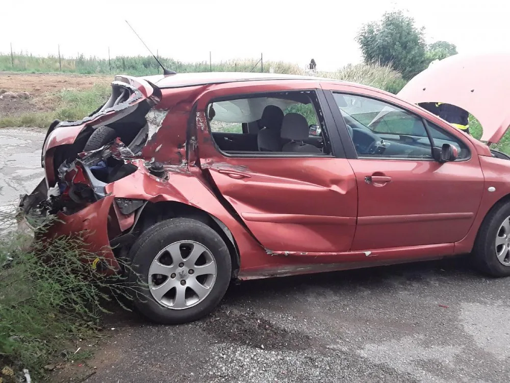 Při ranním střetu osobáku s vlakem se zranila řidička auta. Zásah na místě stále probíhá