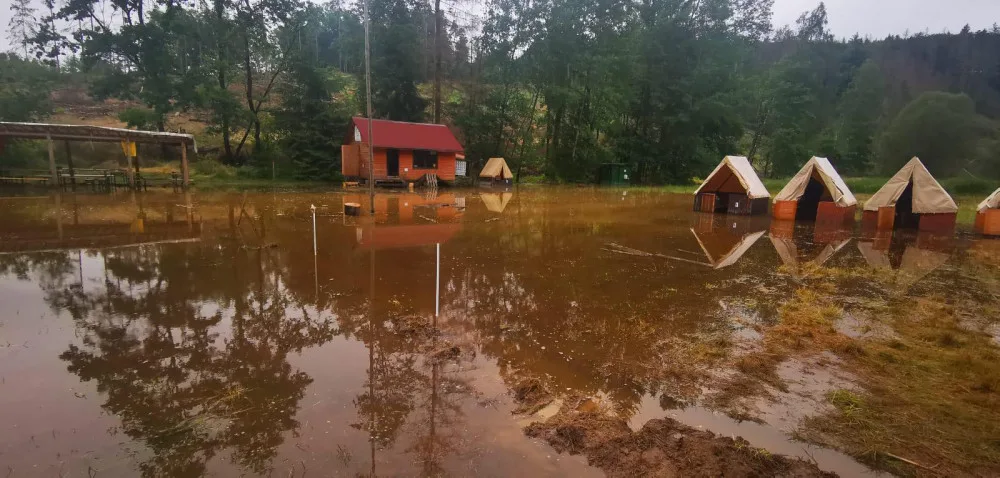 Hasiči museli kvůli vzestupu hladiny řeky evakuovat další dětský tábor