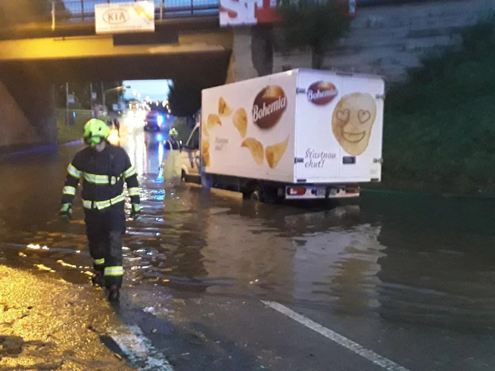 Hasiče opět potrápila bouřka. Vyjížděli třeba i k zatopenému viaduktu v Pelhřimově