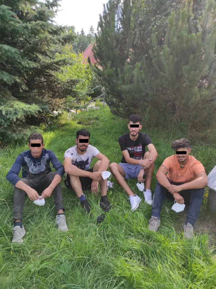 Hazard se životem. Maročané cestovali na podvozku kamionu, na D1 je našli policisté