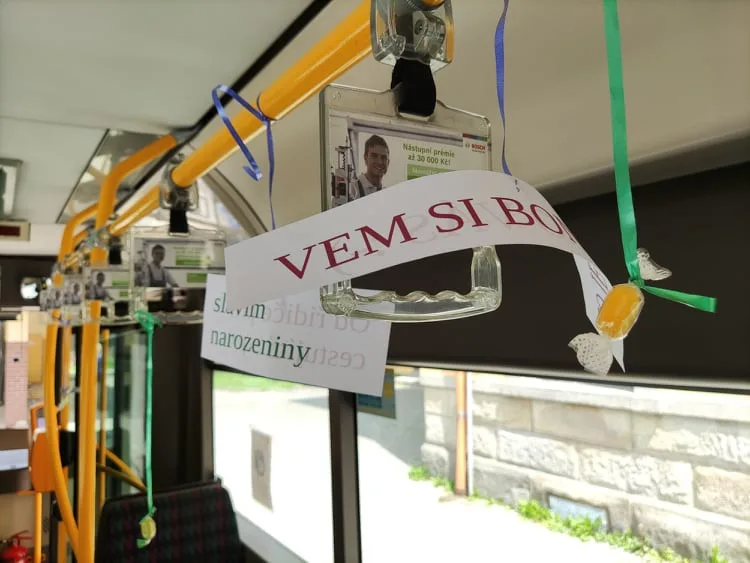 Řidič MHD dnes slavil narozeniny, v trolejbusovém voze rozvěsil pro cestující sladkosti