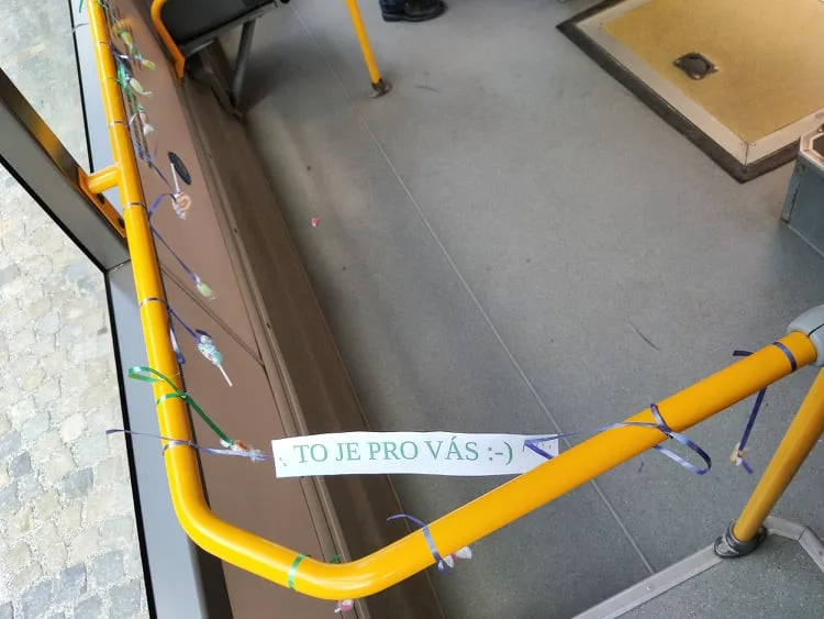Řidič MHD dnes slavil narozeniny, v trolejbusovém voze rozvěsil pro cestující sladkosti
