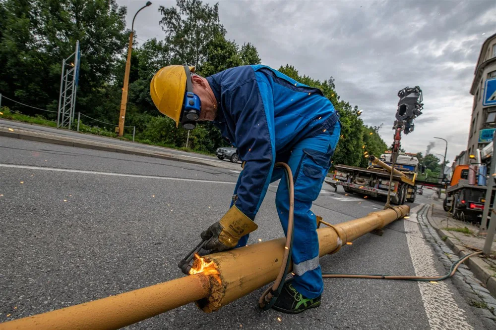 Demontáž sloupů trolejového vedení