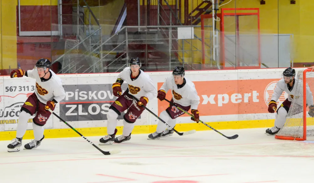 Dukla má za sebou první trénink na ledě. V klubu bude pokračovat i brankář Zhukov