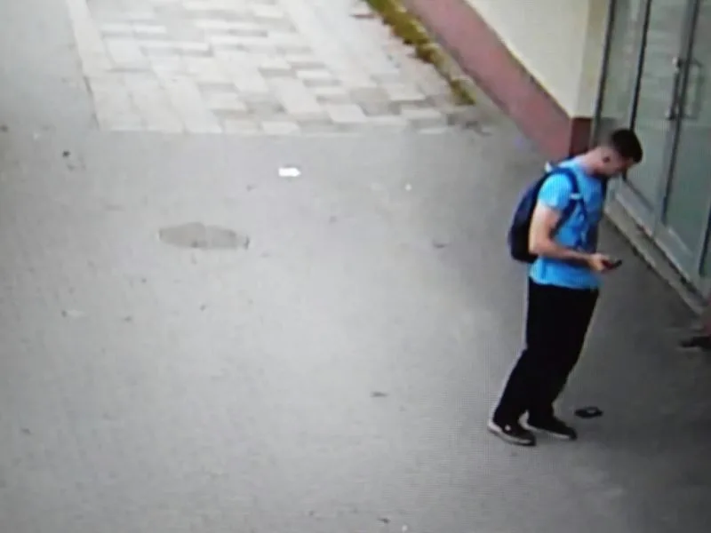Muži v Jihlavě na Kollárově ulici vypadla z kapsy peněženka. Neznáte muže na fotce?