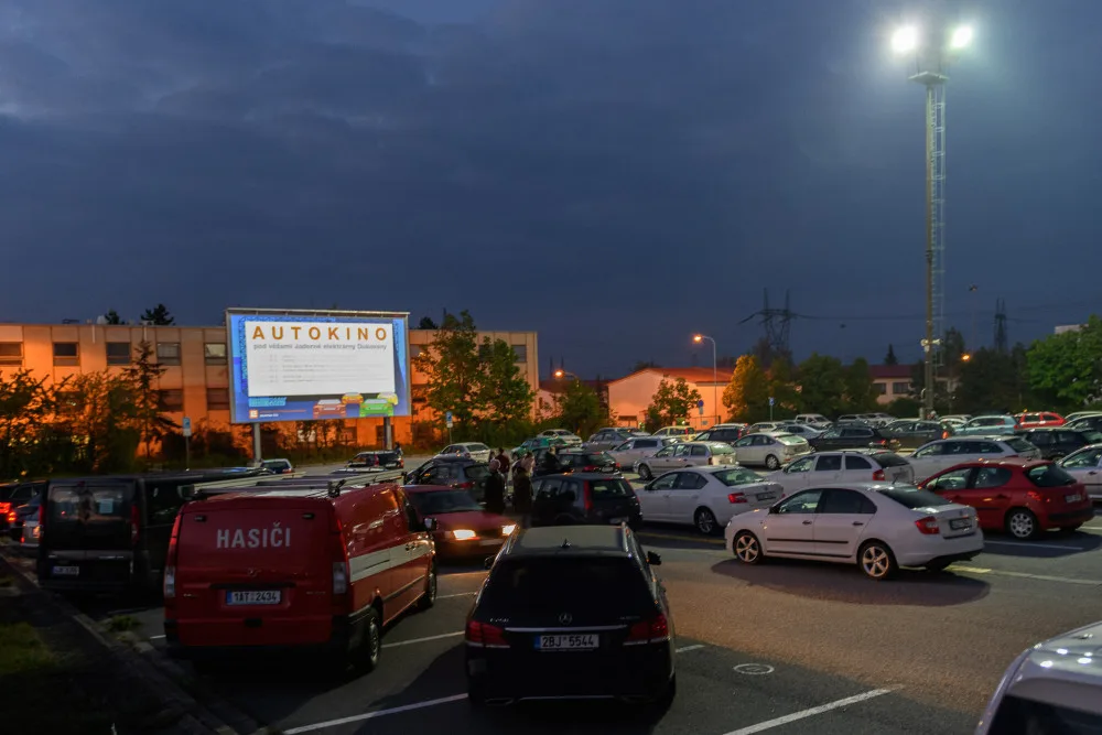Pod chladícími věžemi v Dukovanech promítá největší autokino v Česku