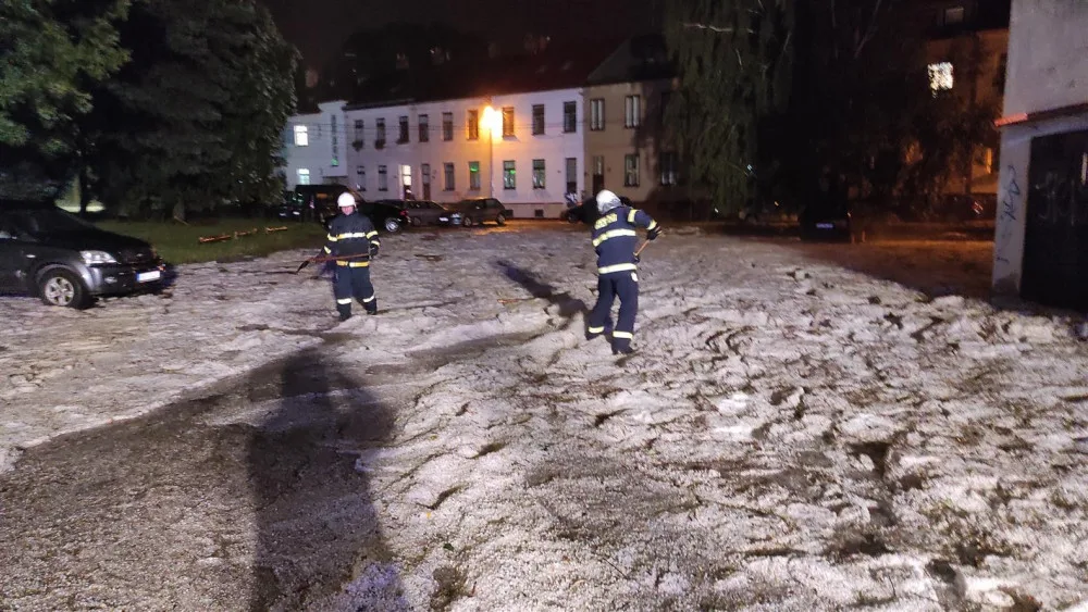 Takovou nadílku krup jsme v životě neviděli, hodnotí hasiči. Vážnější škody ale bouřky nenapáchaly