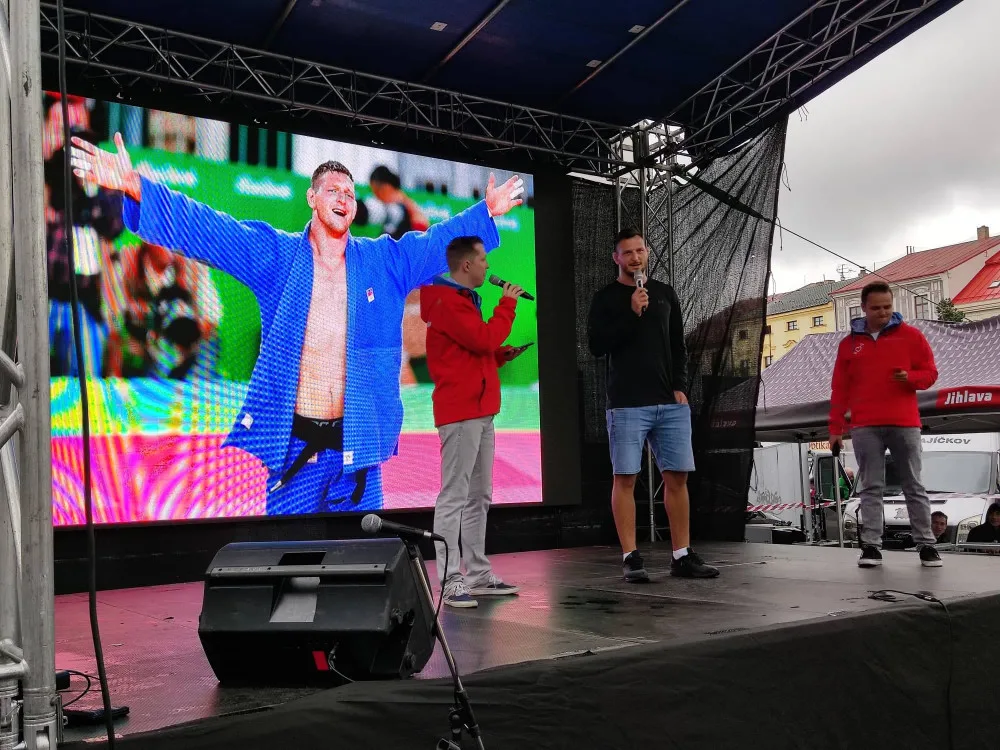 Náměstí ve zlatém lesku. Jihlava vítala dvojnásobného olympijského vítěze Lukáše Krpálka