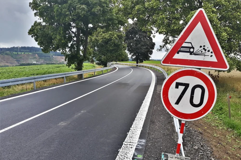 Hotovo! Řidiči od rána mohou projet úsekem na I/19. Musí si ale ještě hlídat rychlost