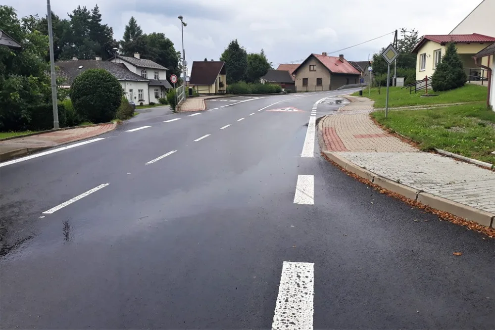 Hotovo! Řidiči od rána mohou projet úsekem na I/19. Musí si ale ještě hlídat rychlost