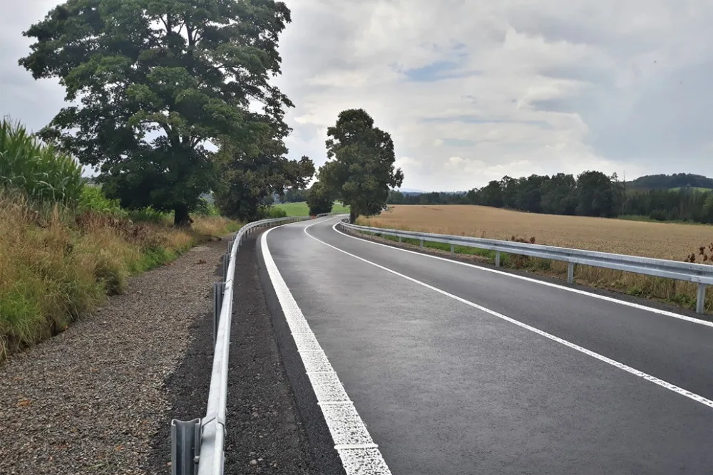 Hotovo! Řidiči od rána mohou projet úsekem na I/19. Musí si ale ještě hlídat rychlost